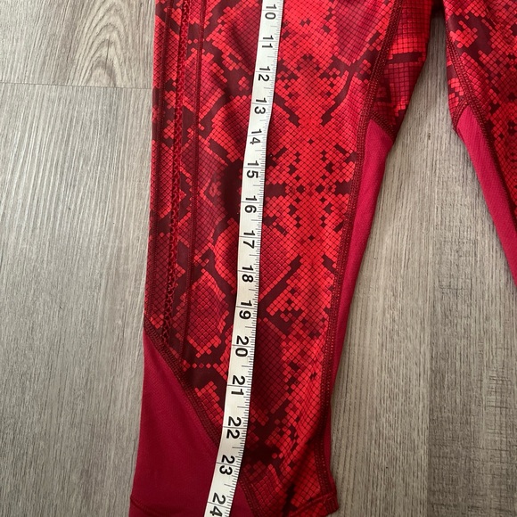 Lululemon Womens Size S Mini Ziggy Snake Red Tide Cranberry Vent It Out Crop K - Picture 6 of 11